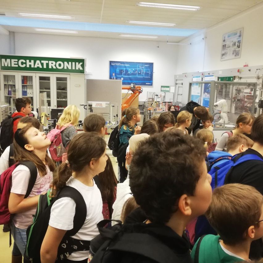 Bild enthält, Child, Female, Girl, Person, People, Boy, Male, Adult, Woman, Airport