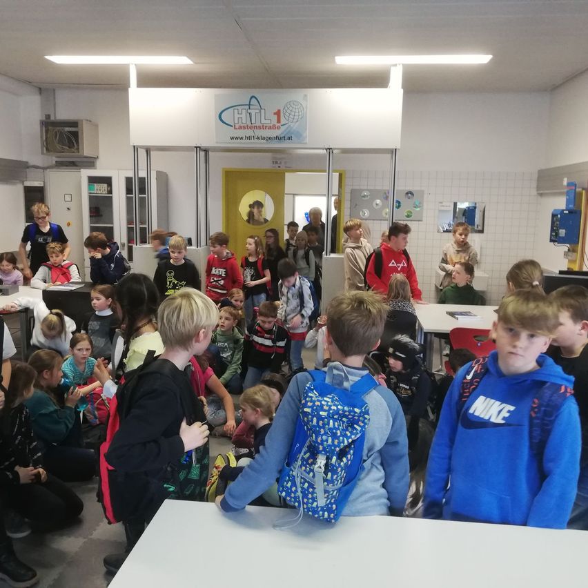 Bild enthält, School, Boy, Child, Male, Person, Female, Girl, Teen, Cafeteria, Shoe