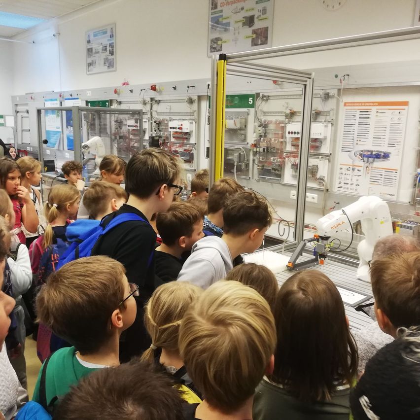 Bild enthält, Person, Boy, Child, Male, Factory, People, Face, Monitor, Glasses, Laboratory