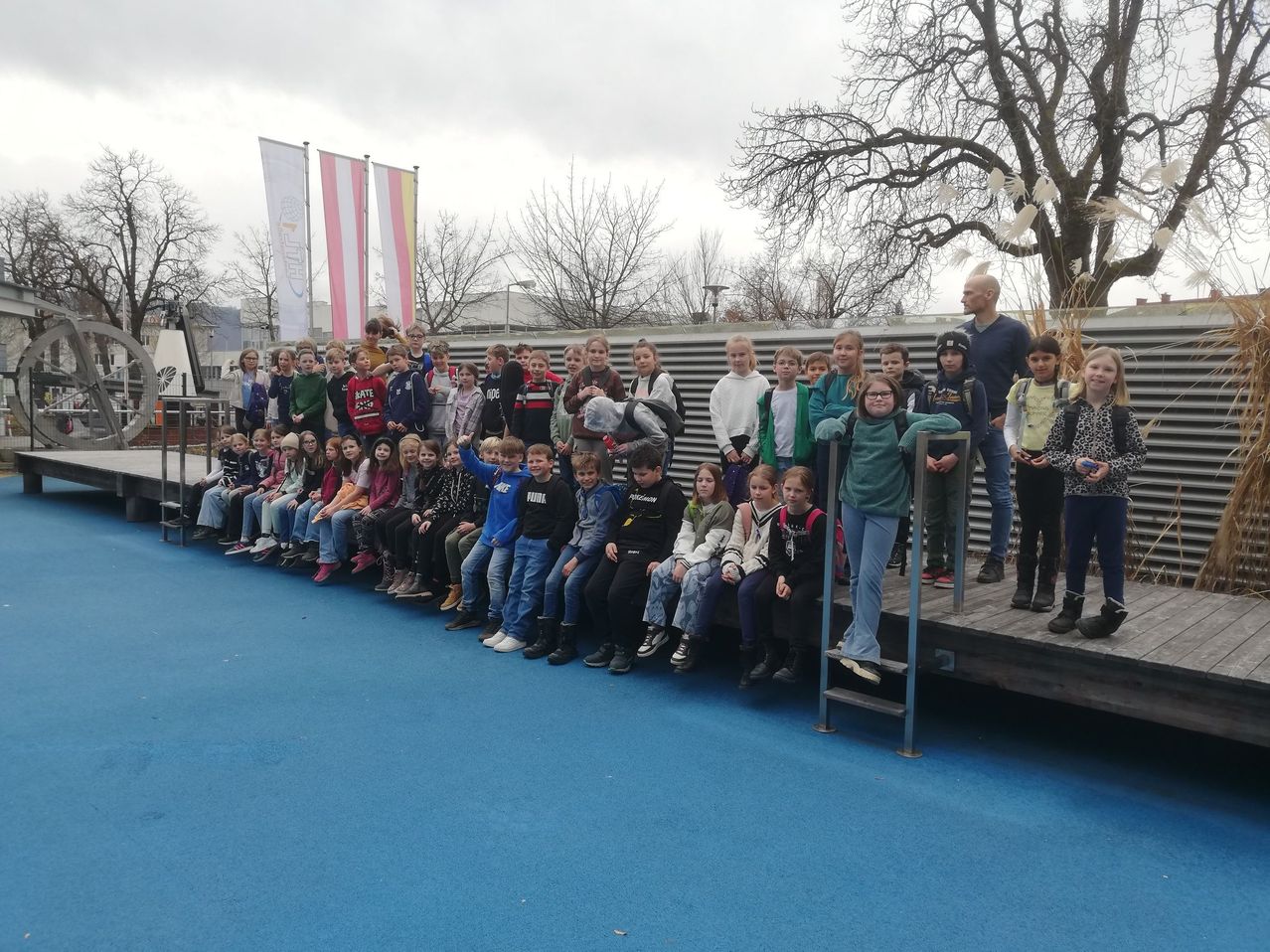 Bild enthält, Shelter, People, Person, Photography, Portrait, Tree, Pants, Grass, Park, Waterfront