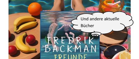 Ein Buchcover für 'Freunde fürs Leben' von Fredrik Backman mit Füßen einer Person im Pool, einem Tisch mit Früchten und einem Glas Saft. Die Veranstaltung ist für Dienstag, den 25. August 2026, um 18 Uhr geplant.