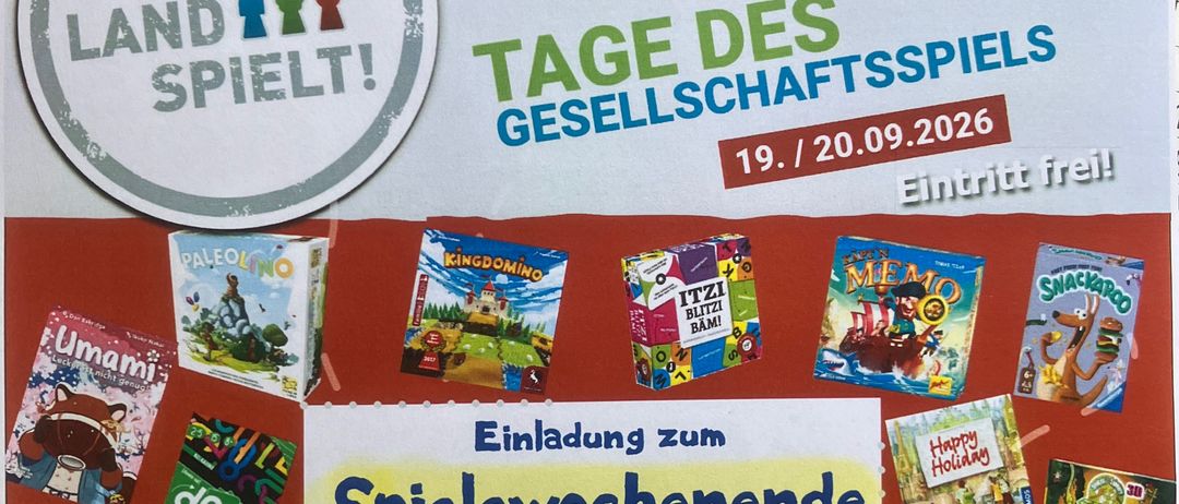 Plakat für das 'Tage des Gesellschaftsspiels' Event, zeigt Familien beim Brettspiel, mit rotem Hintergrund, verschiedenen Spielboxen und Veranstaltungsdetails.