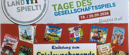 Plakat für das 'Tage des Gesellschaftsspiels' Event, zeigt Familien beim Brettspiel, mit rotem Hintergrund, verschiedenen Spielboxen und Veranstaltungsdetails.