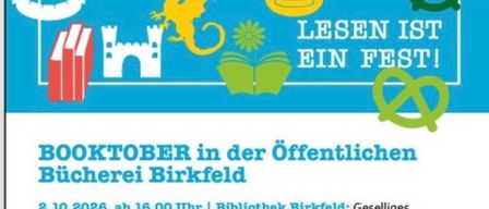 Plakat für die Booktober-Veranstaltung in der öffentlichen Bibliothek Birkfeld. Zeigt ein geselliges Zusammensein mit Büchern, Brezen und einem Drachen. Daten und Uhrzeiten für Veranstaltungen sind aufgeführt.