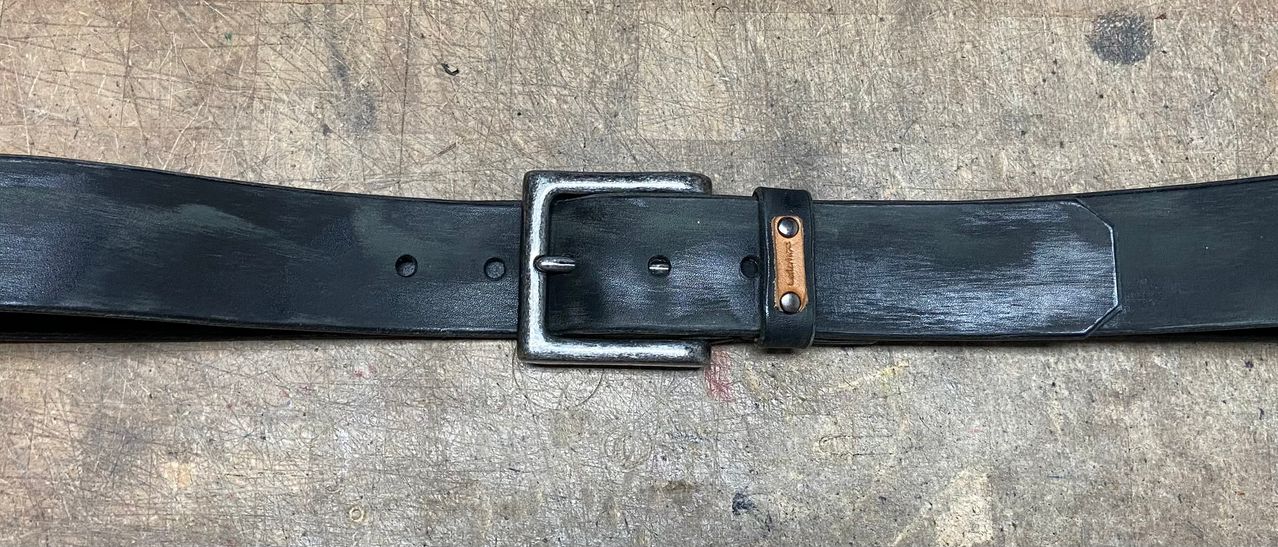 Bild enthält, Accessories, Belt, Strap, Blade, Knife, Weapon, Buckle