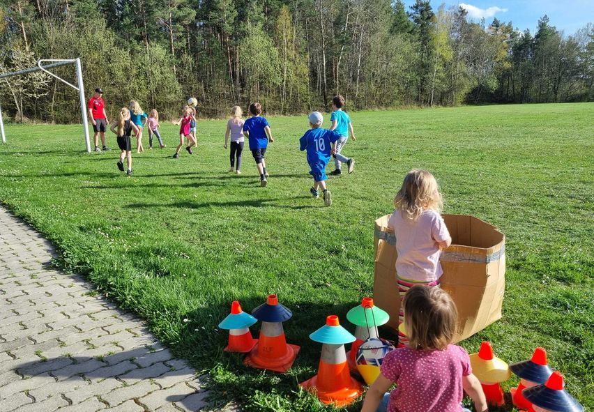 Bild enthält, Child, Female, Girl, Person, Shoe, Volleyball (Ball), Grass, People, Hat, Play