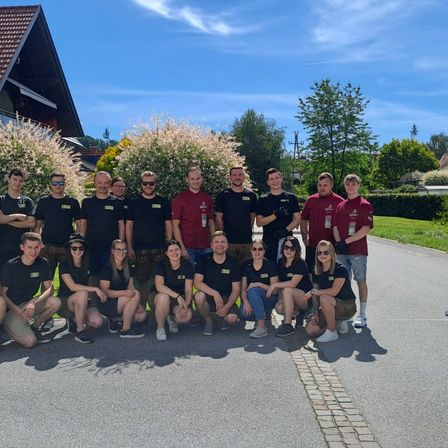 Bild enthält, People, Person, Groupshot, Grass, Shorts, Shoe, Handbag, Tree, Outdoors, Neighborhood