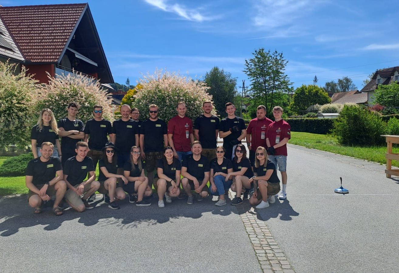 Bild enthält, People, Person, Groupshot, Grass, Shorts, Shoe, Handbag, Tree, Outdoors, Neighborhood