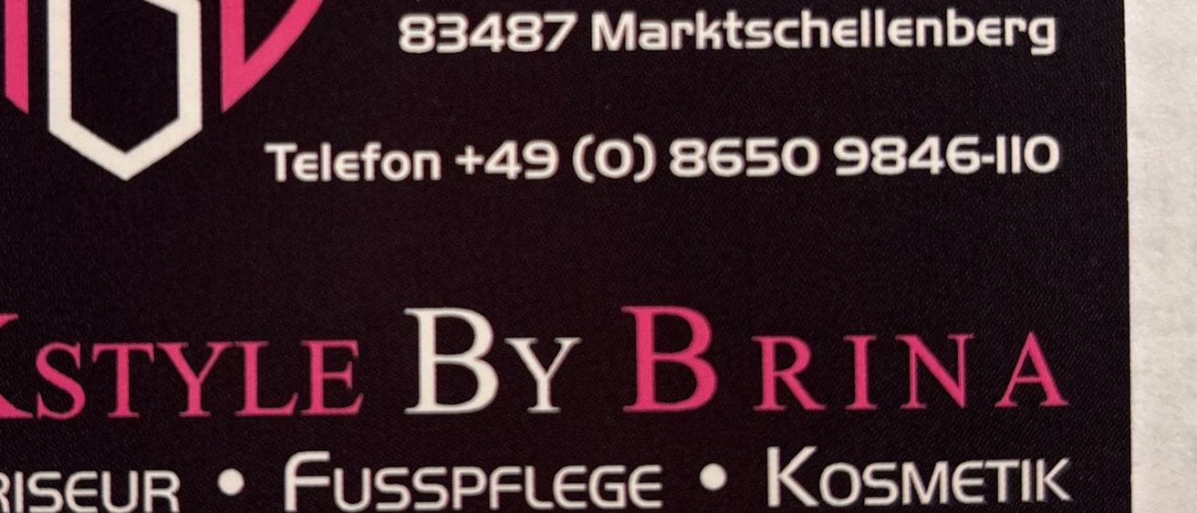 Ein Visitenkarte für 'KSTYLE By BRINA' mit Herzlogo, Kontaktname Sabrina Kohler, Adresse Ahornweg 1, 83487 Marktschellenberg, Telefonnummer +49 (0) 8650 9846-110 und Dienstleistungen wie Friseur, Fußpflege und Kosmetik.
