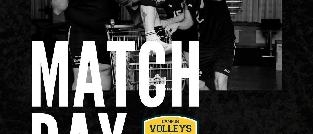 Ein Plakat für einen Volleyball-Spieltag. Es zeigt vier Männer in schwarzen Trikots, einer in der Luft. Der Text lautet 'MATCH DAY'. Unten ist ein gelbes und grünes Logo zu sehen.