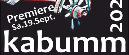 Plakat zur Premiere des Stücks 'kabumm' am modernen Stockerauer StraBentheater am 19. September 2020. Das Plakat zeigt einen alten Wagen in leuchtenden Farben.
