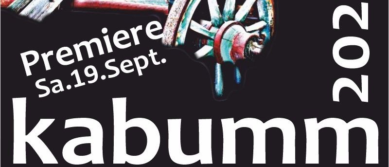 Plakat für 1. Modernes Stockerauer StraBentheater. Premiere von kabumm am Sa. 19. Sept. 2020. Mit einem Vintage-Wagen.