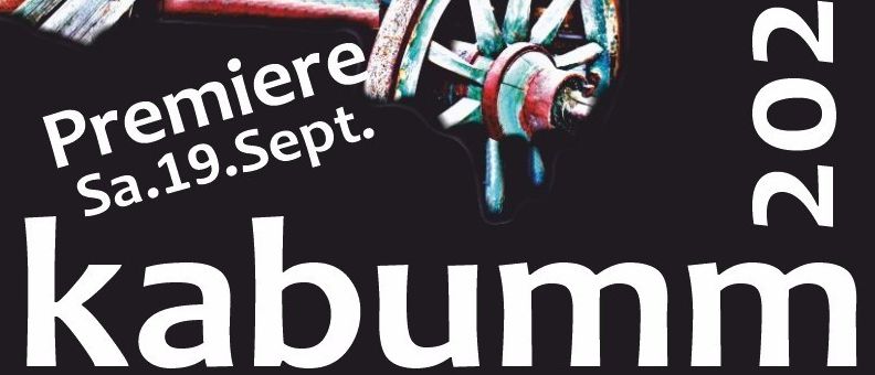 Plakat für die 1. moderne Stockerauer StraBentheater-Veranstaltung. Es zeigt einen alten, farbenfrohen Wagen und das Datum 2026. Der Text lautet Premiere am Samstag, 19. September, kaBuMm.