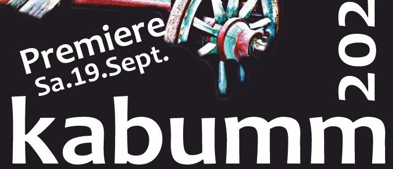 Ein Plakat bewirbt die Premiere eines Theaterstücks im Modernes Stockerauer StraBentheater am 19. September 2020. Das Bild zeigt eine alte Kutsche auf schwarzem Hintergrund.
