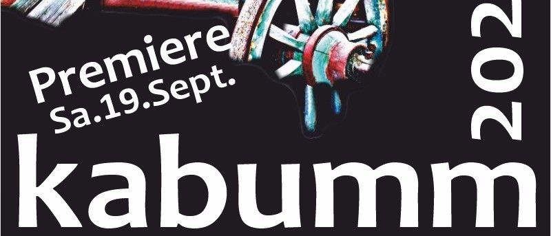 Plakat für das 1. Modernes Stockerauer Straßentheater. Das Plakat zeigt einen alten Wagen mit rostigen Rädern, datiert auf 2026. Der Text lautet 'Premiere Sa. 19. Sept.' und der Titel 'kabumm'. Das Plakat hat einen schwarzen Hintergrund.