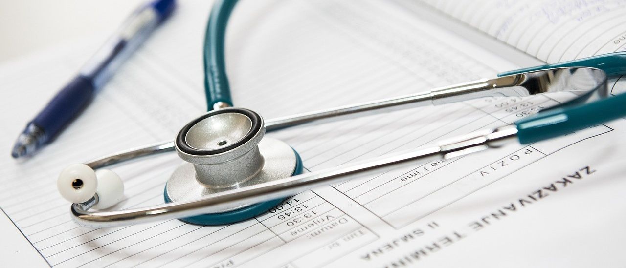 Bild enthält, Pen, Stethoscope, Scissors
