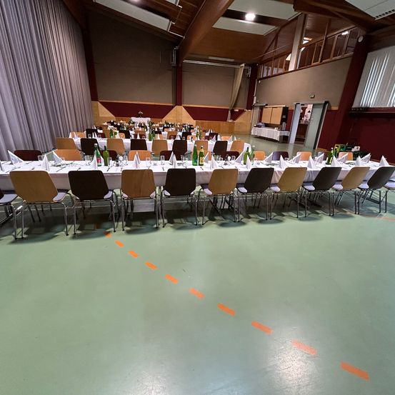 Bild enthält, People, Indoors, Building, Hall, Chair, Crowd, Classroom, Audience, Banquet, Fun