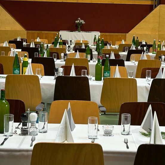 Bild enthält, Indoors, Restaurant, Cutlery, Fork, Chair, Furniture, Hall, Dining Table, Table, Fun