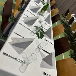 Bild enthält, Furniture, Table, Tabletop, Dining Table, Indoors, Interior Design, Glass, Cutlery