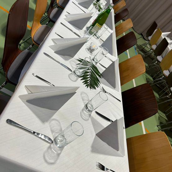 Bild enthält, Furniture, Table, Tabletop, Dining Table, Indoors, Interior Design, Glass, Cutlery