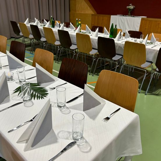 Bild enthält, Indoors, Furniture, Table, Tabletop, Chair, Hall, Knife, Fork, Fun, Banquet