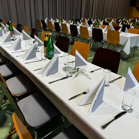 Bild enthält, Indoors, Furniture, Table, Tabletop, Hall, Chair, Fun