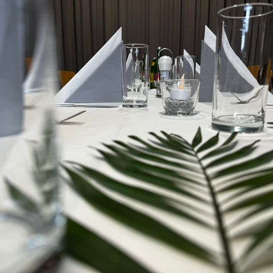 Bild enthält, Glass, Furniture, Table, Tabletop, Dining Table, Alcohol, Beverage, Outdoors, Nature