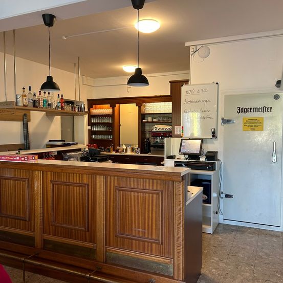 Bild enthält, Indoors, Interior Design, Adult, Female, Person, Woman, Kitchen, Wood, Building, White Board