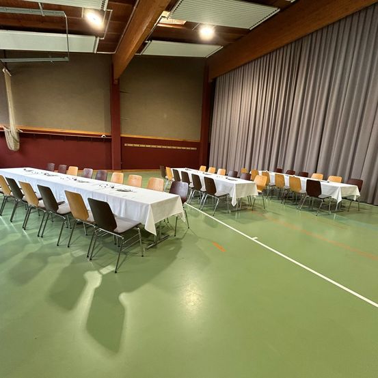 Bild enthält, Floor, People, Person, Indoors, Architecture, Building, Chair, Hall, Crowd, Meeting Room