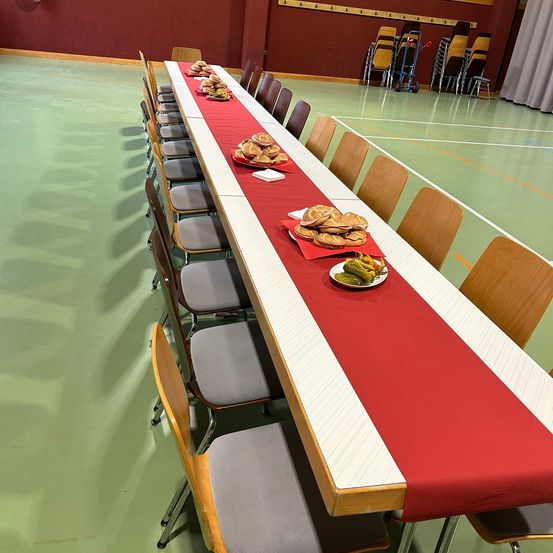 Bild enthält, Cafeteria, Indoors, Restaurant, Furniture, Table, Tabletop, Dining Table, Chair, Interior Design, Floor