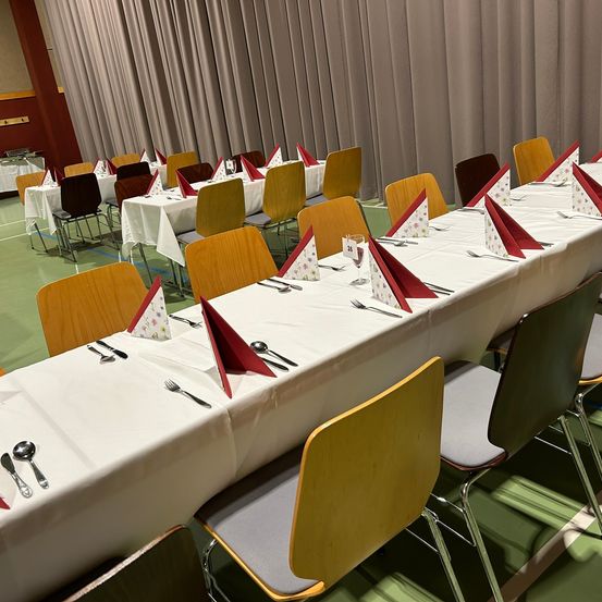 Bild enthält, Indoors, People, Person, Hall, Chair, Furniture, Fun, Banquet, Crowd