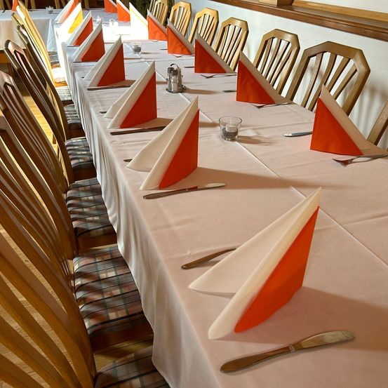 Bild enthält, Furniture, Table, Tabletop, Indoors, Chair, Hall, Fun, Restaurant, Wood, Banquet