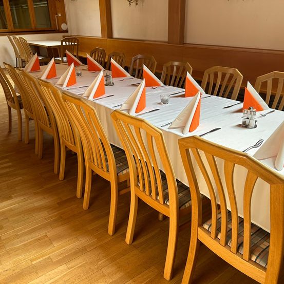 Bild enthält, Wood, Furniture, Table, Tabletop, Chair, Indoors, Interior Design, Restaurant, Hall, Hardwood