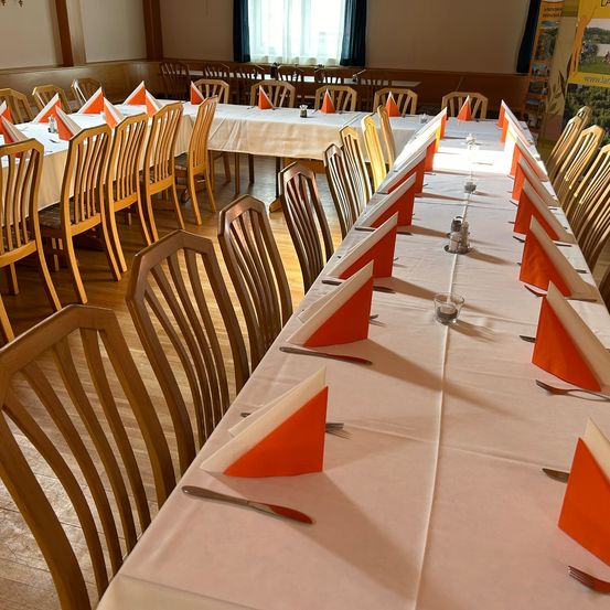 Bild enthält, Indoors, Furniture, Table, Tabletop, Chair, Hall, Fun, Banquet, Fork, Knife