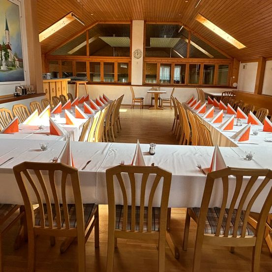 Bild enthält, Indoors, Chair, Furniture, Restaurant, Wood, Fork, Hall, Interior Design, Table, Dining Table