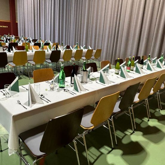Bild enthält, Indoors, Hall, Fun, Chair, Furniture, Banquet, Fork, Cup, Spoon, Dining Table