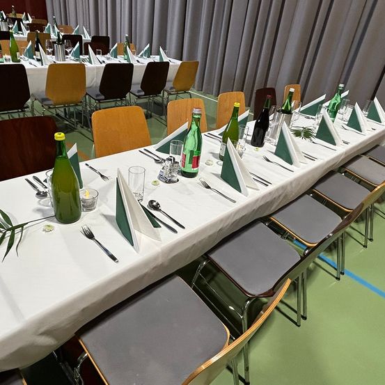 Bild enthält, Indoors, Chair, Furniture, Fork, Hall, Tabletop, Spoon, Fun, Knife, People