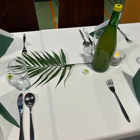 Bild enthält, Cutlery, Furniture, Table, Tabletop, Fork, Spoon, Dining Table, Glass