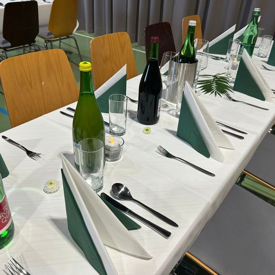 Bild enthält, Furniture, Table, Tabletop, Chair, Spoon, Nature, Outdoors, Countryside, Alcohol, Beverage