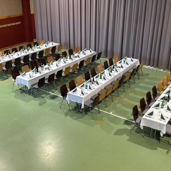 Bild enthält, People, Person, Indoors, Hall, Crowd, Building, Chair, Fun, Banquet, Audience