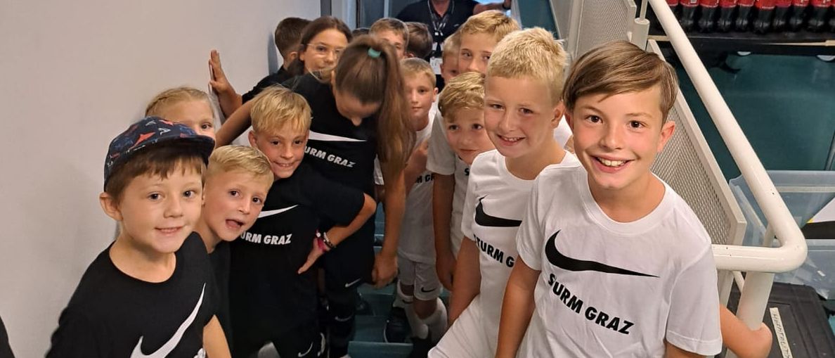 Bild enthält, People, Person, Boy, Child, Male, Photobombing, Accessories, Bag, Handbag, Face