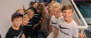 Bild enthält, People, Person, Boy, Child, Male, Photobombing, Accessories, Bag, Handbag, Face