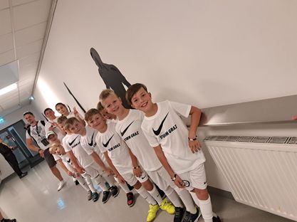 Bild enthält, People, Person, Groupshot, Boy, Child, Male, Sword, Weapon