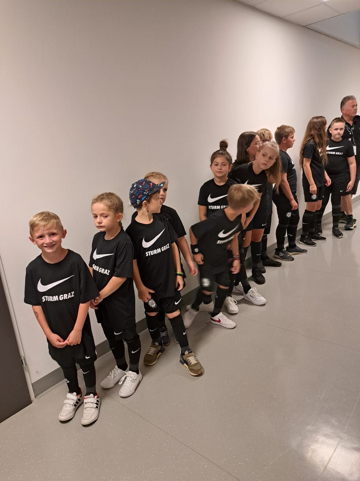 Bild enthält, Groupshot, Person, People, Boy, Male, Teen, Child, Adult, Female, Woman