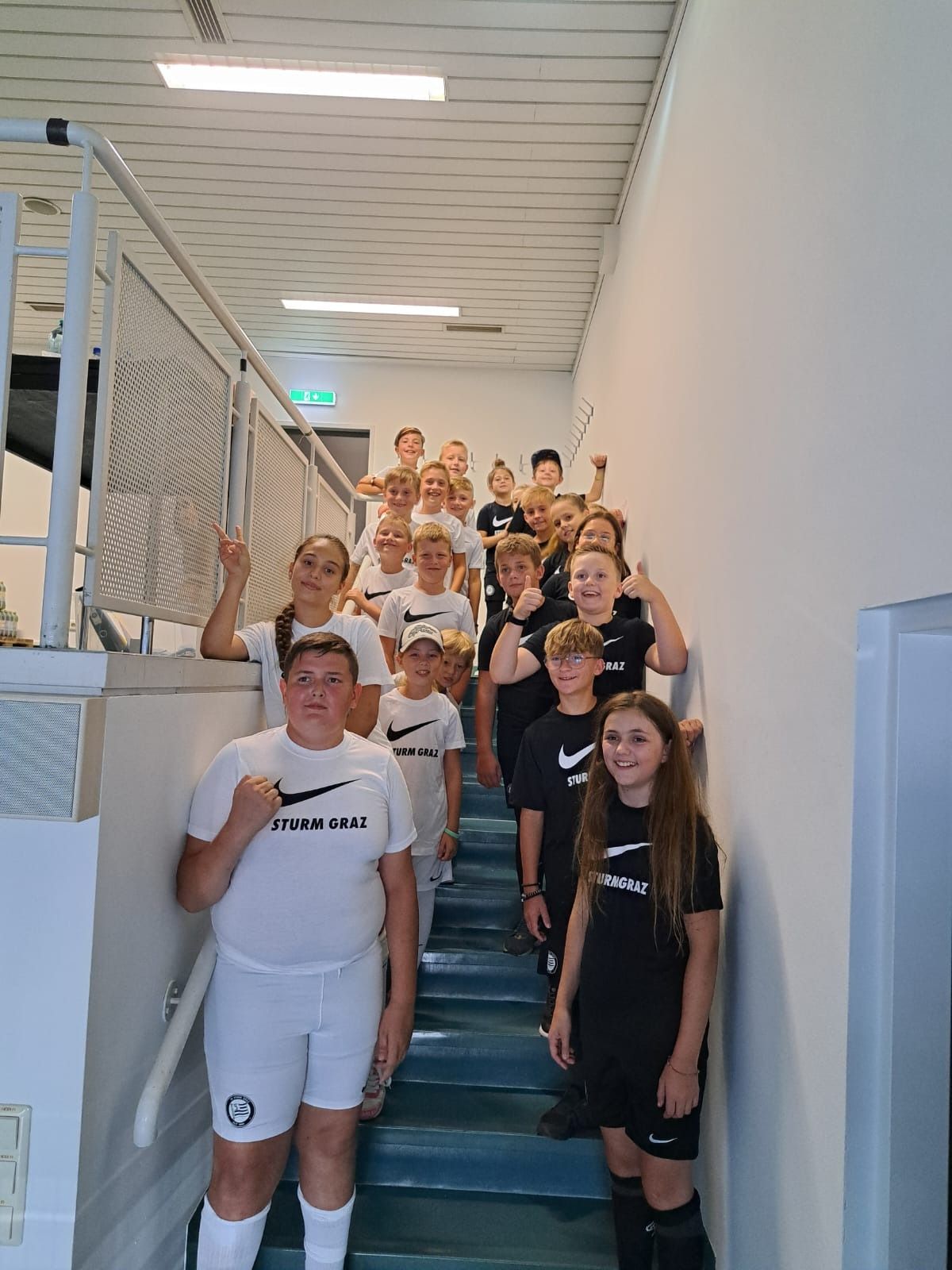 Bild enthält, Staircase, People, Person, T-Shirt, Shorts, Photobombing, Portrait, Female, Girl, Teen