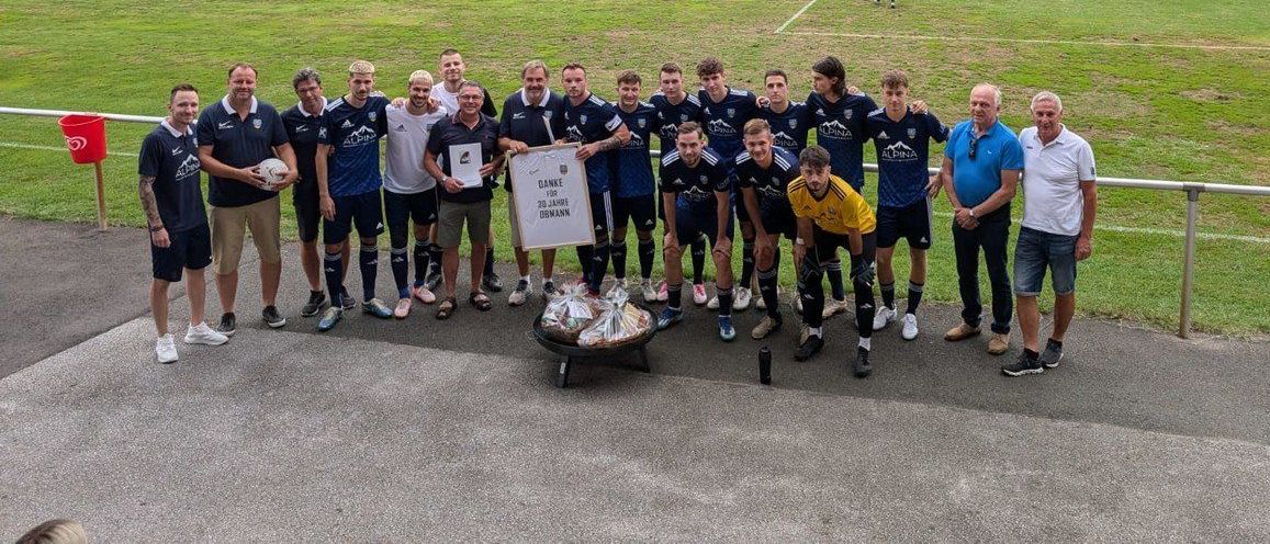 Bild enthält, People, Person, Field, Groupshot, Clothing, Shorts, Volleyball, Volleyball (Ball), Footwear, Shoe