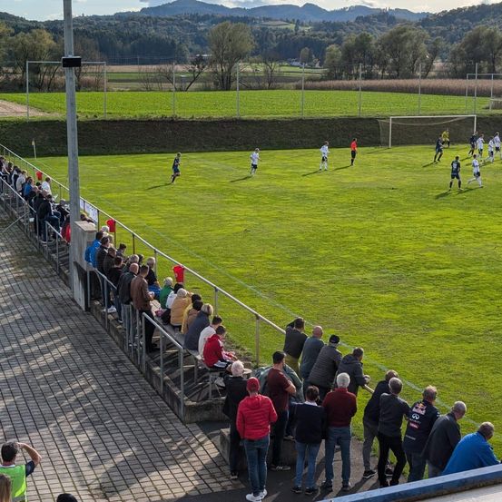 Bild enthält, Person, People, Football, Sport, Clothing, Jeans, Pants, Volleyball, Volleyball Game