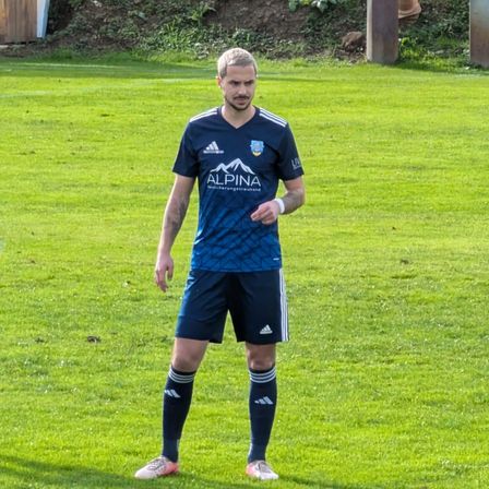 Bild enthält, Boy, Male, Person, Teen, Footwear, Shoe, Bracelet, Jewelry, Shorts, Grass