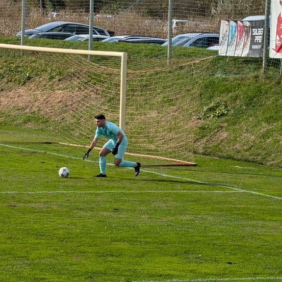 Bild enthält, Football, Soccer, Soccer Ball, Sport, Person, Car, Transportation, Vehicle, Clothing, Glove