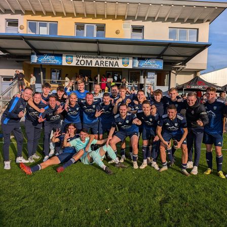 Bild enthält, People, Person, Building, College, Adult, Male, Man, Grass, Shoe, Handbag